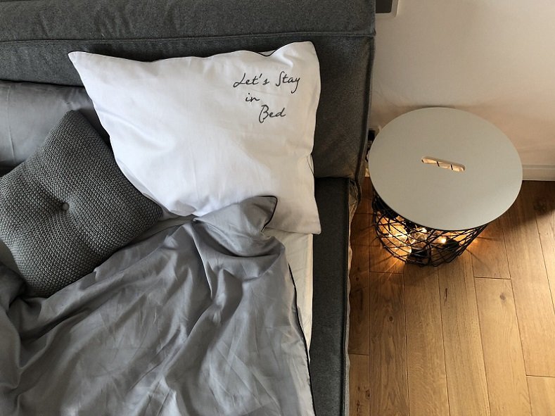 Poduszka z haftem Let's Stay in Bed